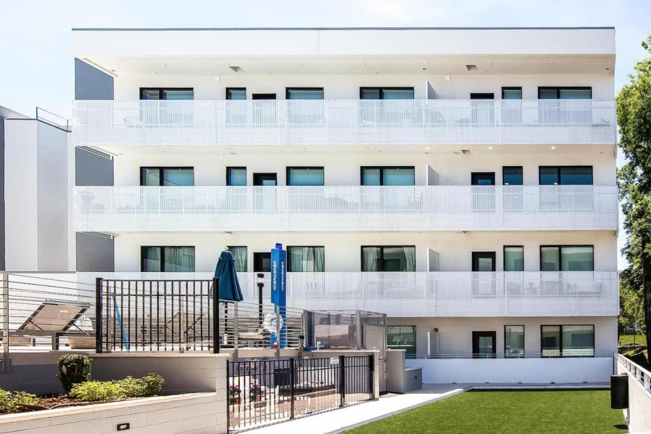 Gulch With Pool Gym Private Patio & Garage Holiday home *