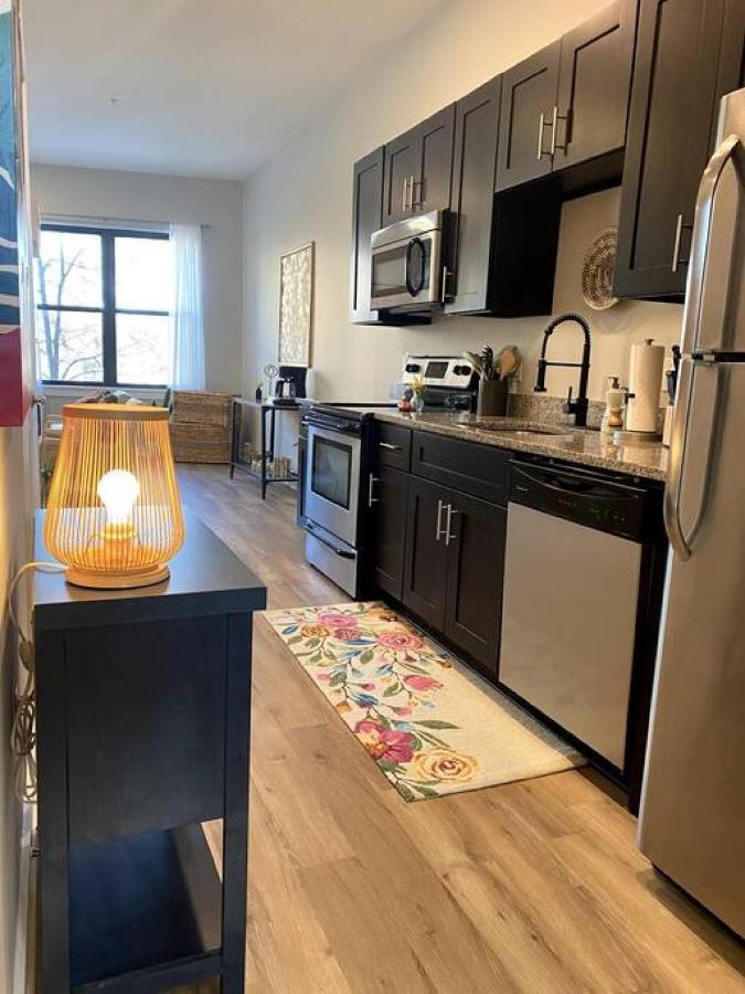 Refreshing 2 Bedroom, 3 Bed W Free Parking Near Restaurants Holiday home
