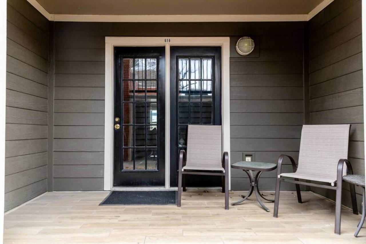 Downtown Condo, Walk To Broadway With Free Parking