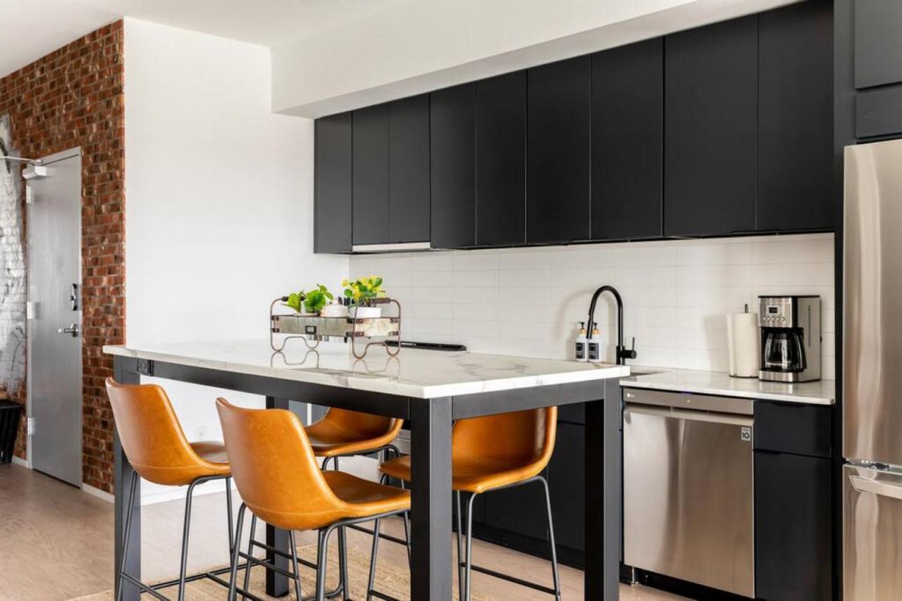 Stunning River View Walk To Downtown Rooftop Patio Apartment *