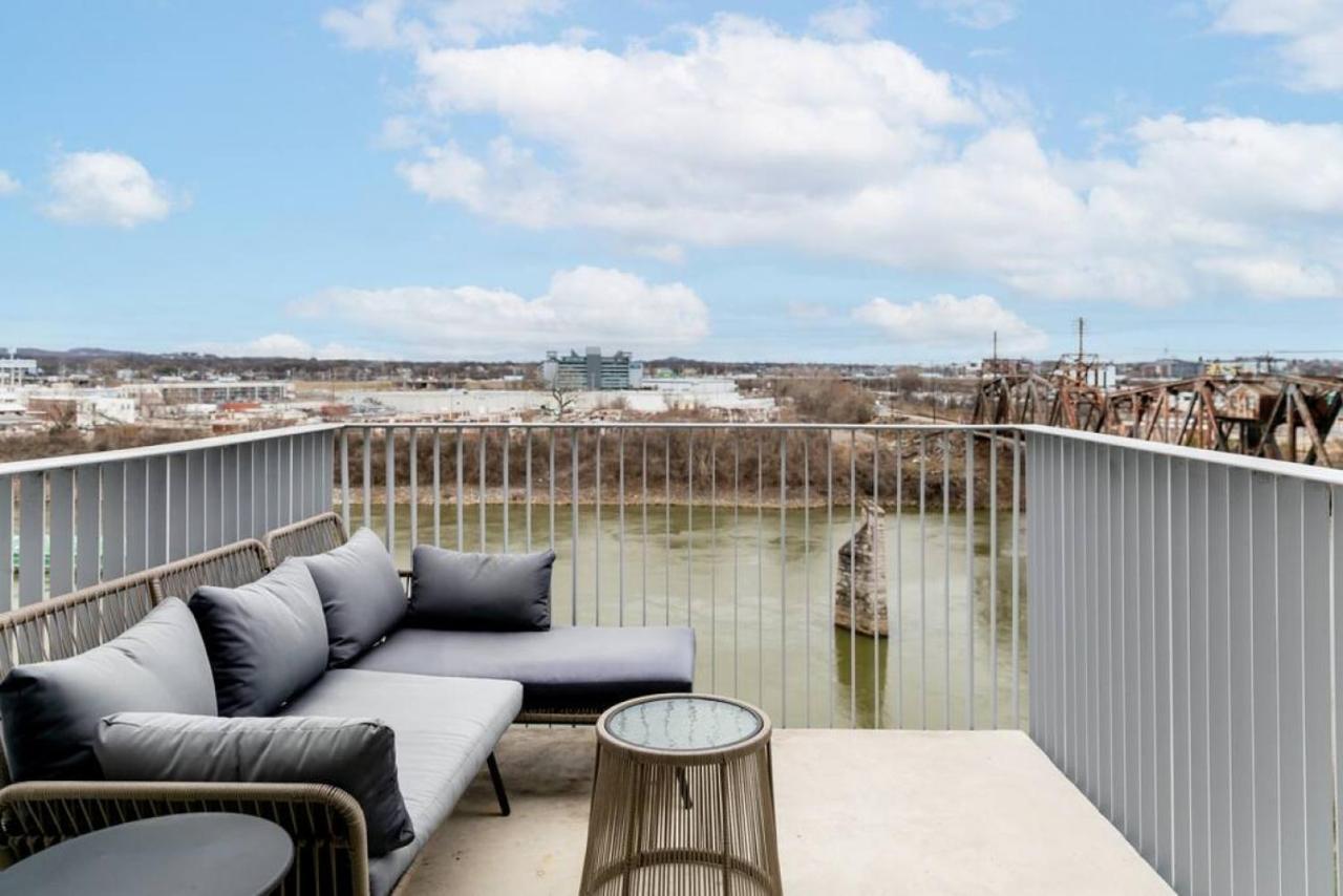 Stunning River View Walk To Downtown Rooftop Patio * Nashville