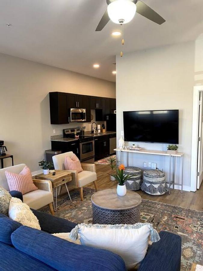 Refreshing 2 Bedroom, 3 Bed W Free Parking Near Restaurants Holiday home *