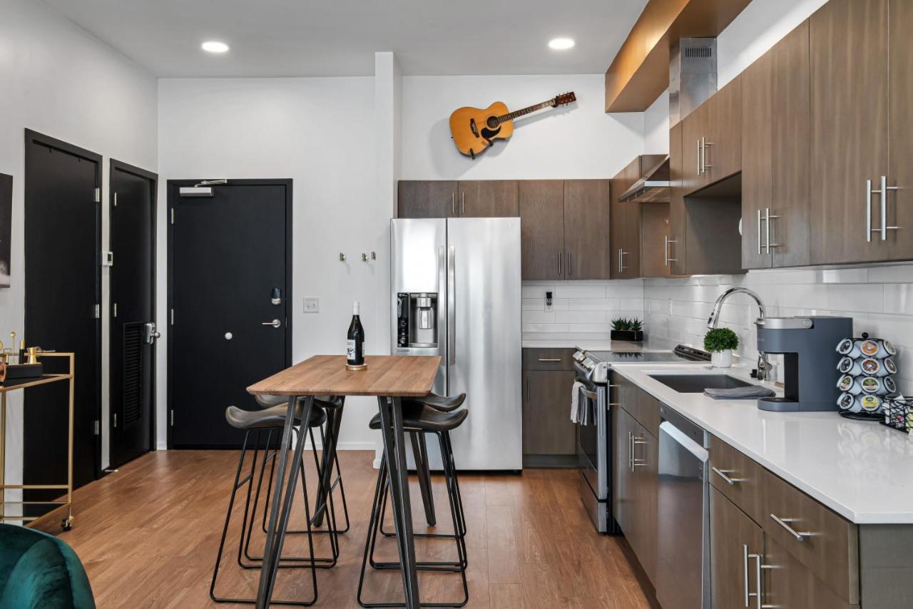Upscale Cozy With Pool, Patio, Parking Holiday home