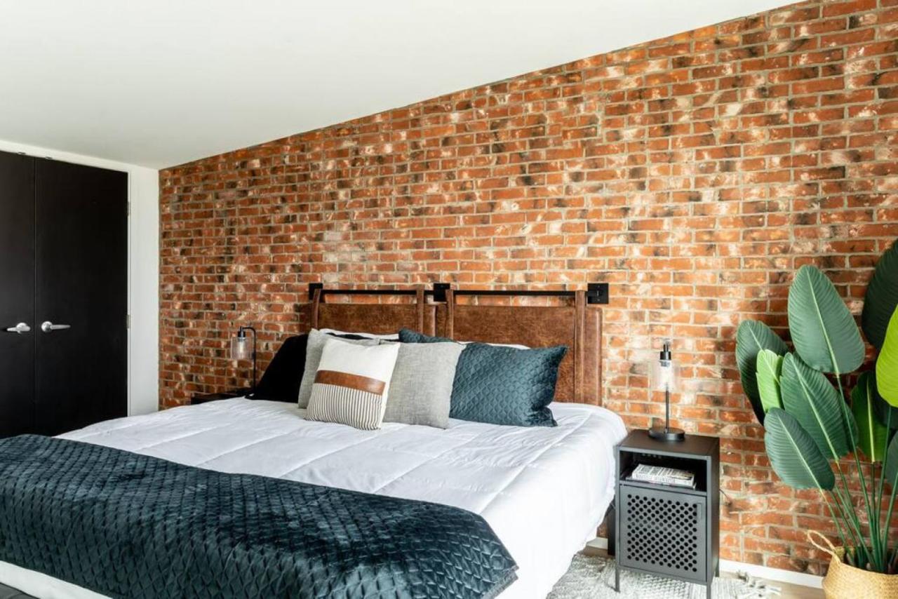 Stunning River View Walk To Downtown Rooftop Patio Apartment *