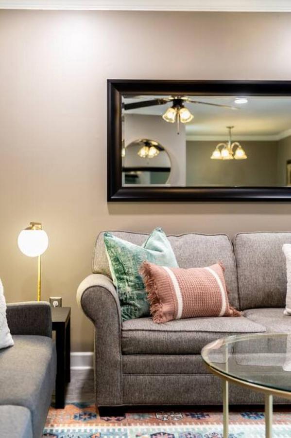 Downtown Condo, Walk To Broadway With Free Parking Apartment *