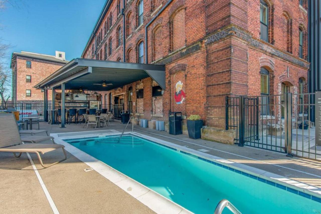 Regal Retreat In Pool Gym Free Parking Holiday home *