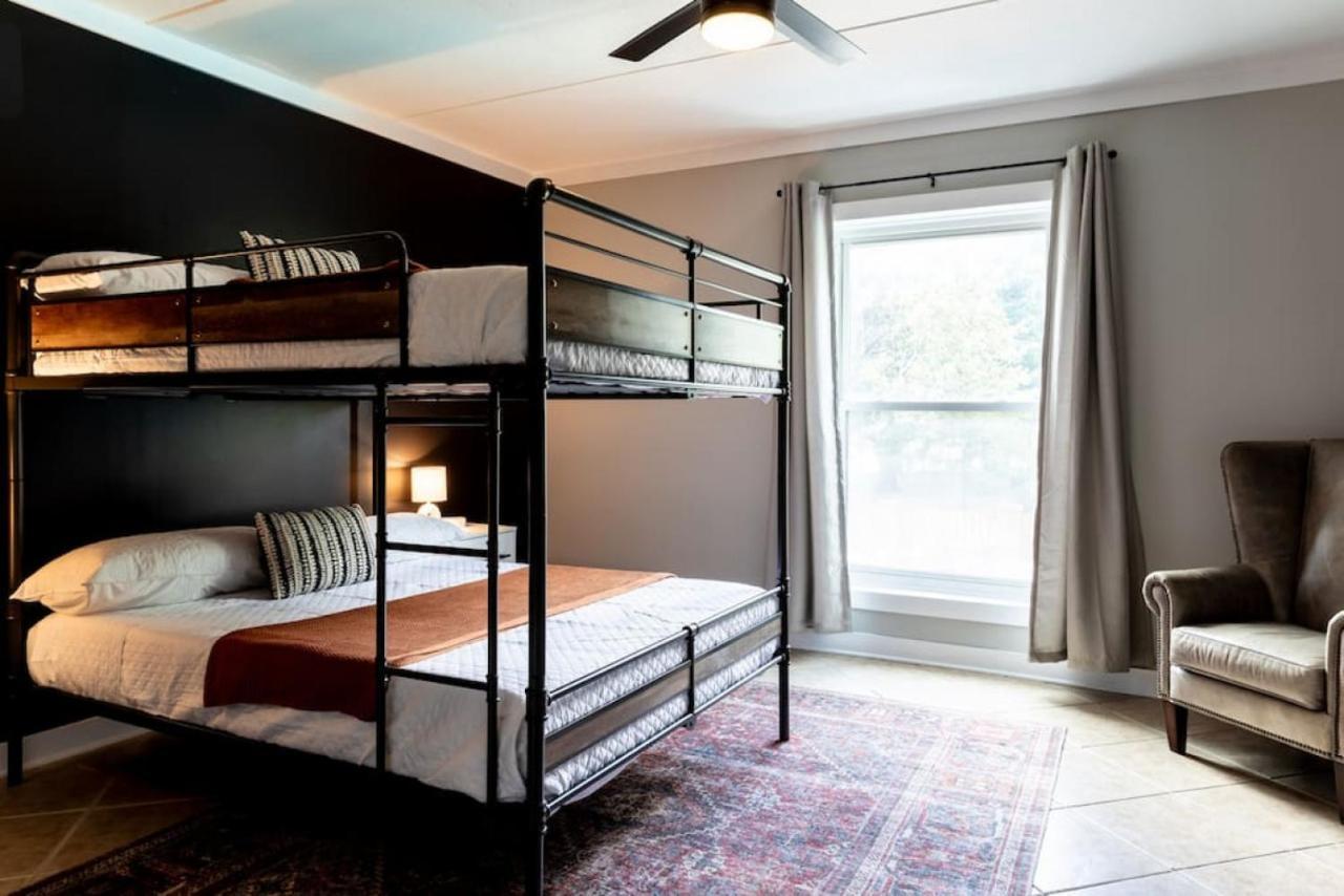 Famous Music Row Presidential 2 Bedroom, 2 Bathroom, 4 Beds *
