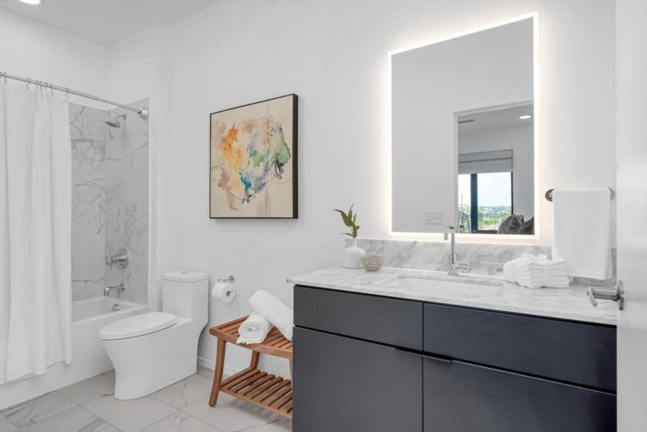 Penthouse River View Walk Downtown, Garage Parking *