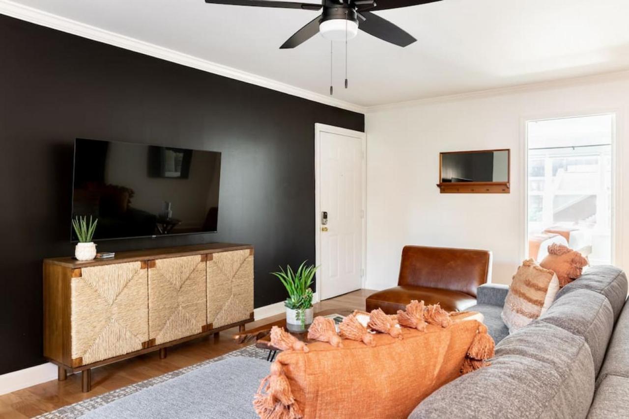 Stylish Downtown 3 Beds, 1 Bedroom With Private Patio, Parking *