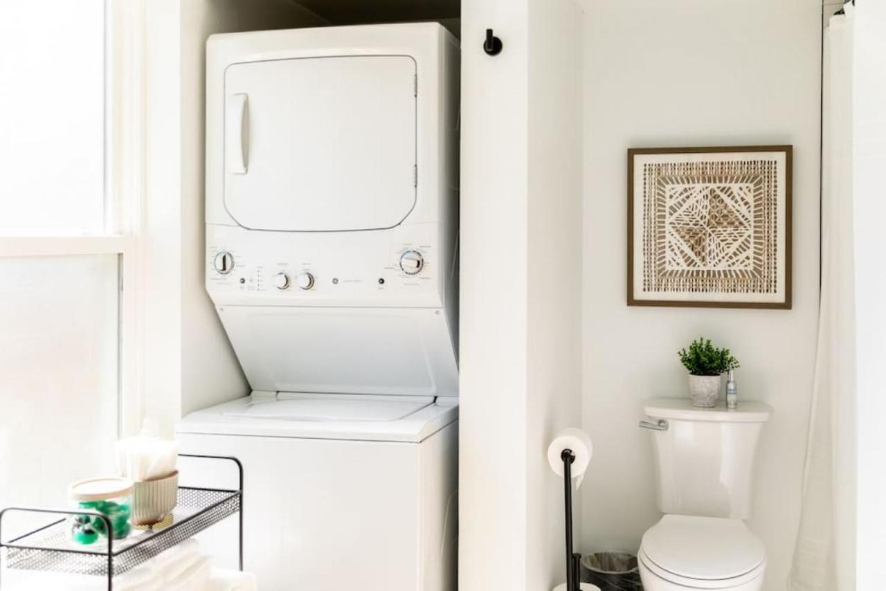 Stylish Downtown 3 Beds, 1 Bedroom With Private Patio, Parking *