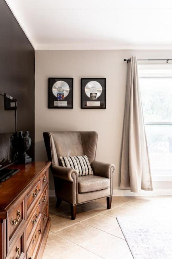 Famous Music Row Presidential 2 Bedroom, 2 Bathroom, 4 Beds * Nashville