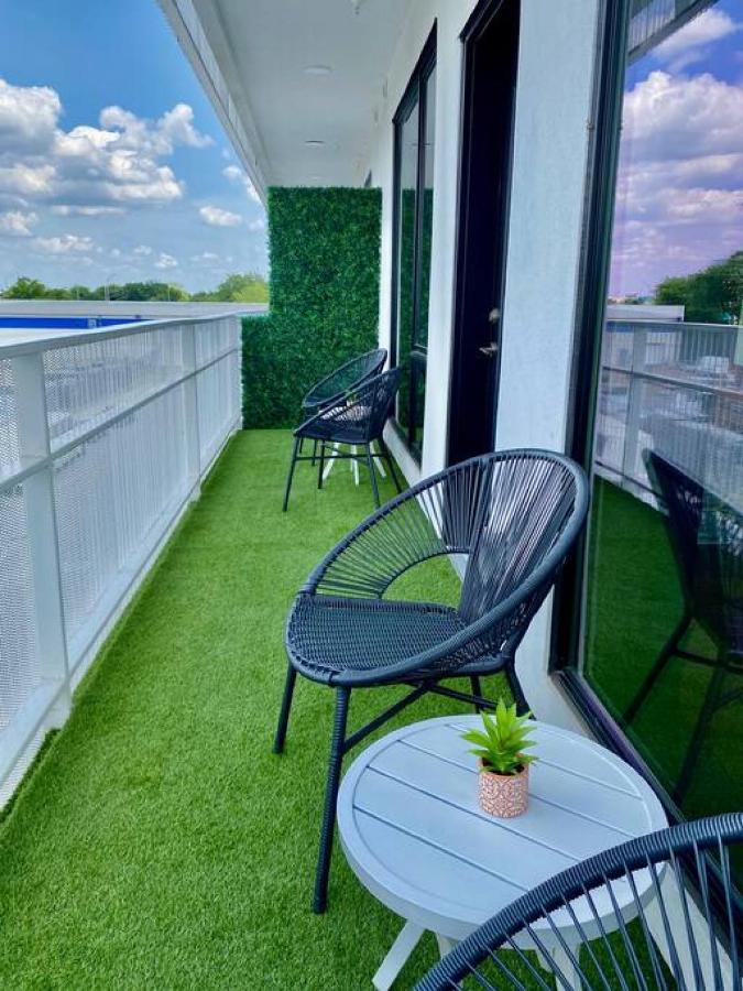 Chic Modern Pool, Patio, Parking *