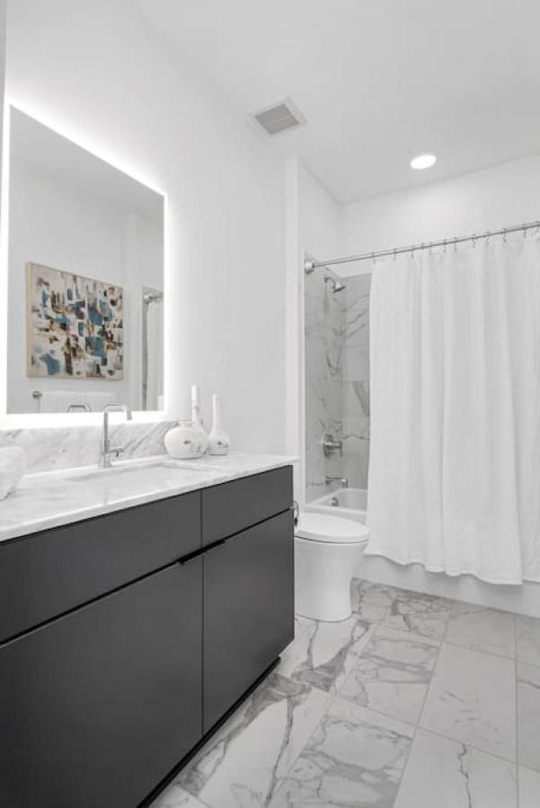 Penthouse River View Walk Downtown, Garage Parking Holiday home *