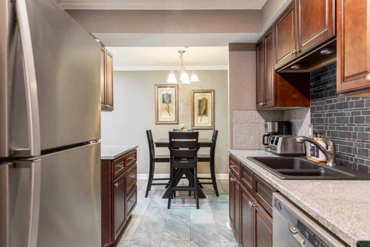 Downtown Condo, Walk To Broadway With Free Parking