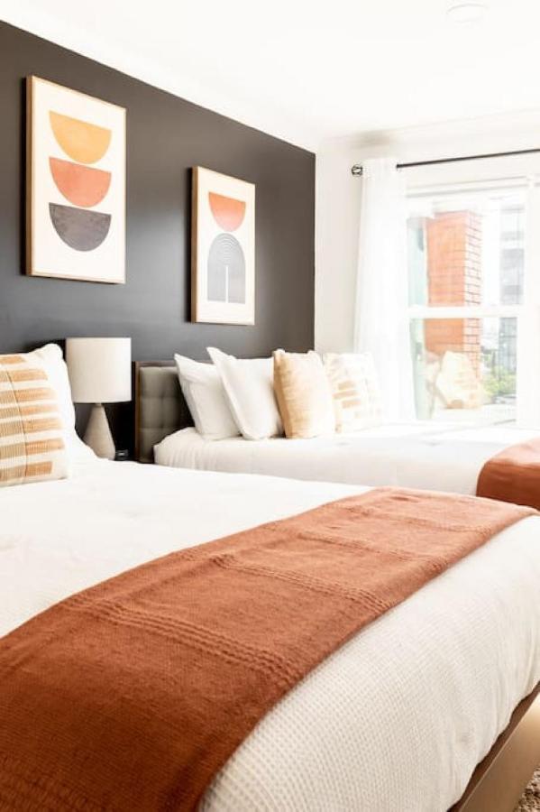 Stylish Downtown 3 Beds, 1 Bedroom With Private Patio, Parking Apartment *