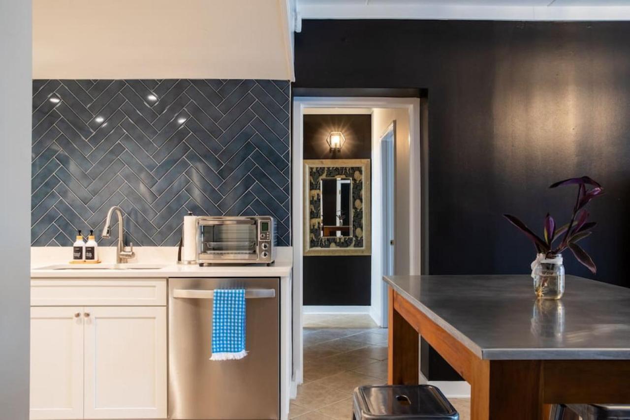 Famous Music Row Presidential 2 Bedroom, 2 Bathroom, 4 Beds * Nashville