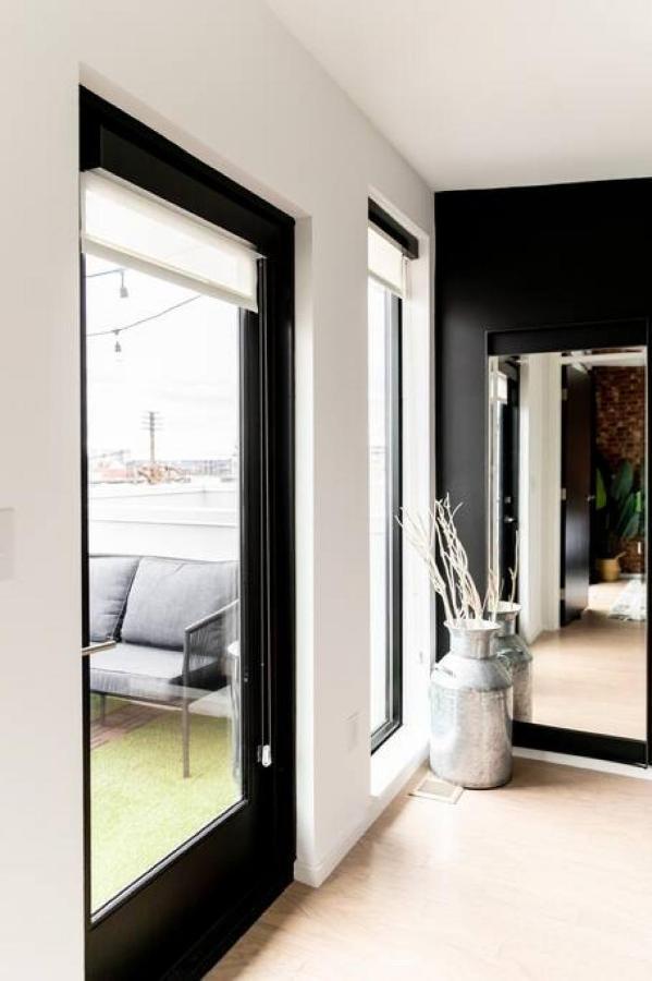 Stunning River View Walk To Downtown Rooftop Patio Apartment Nashville