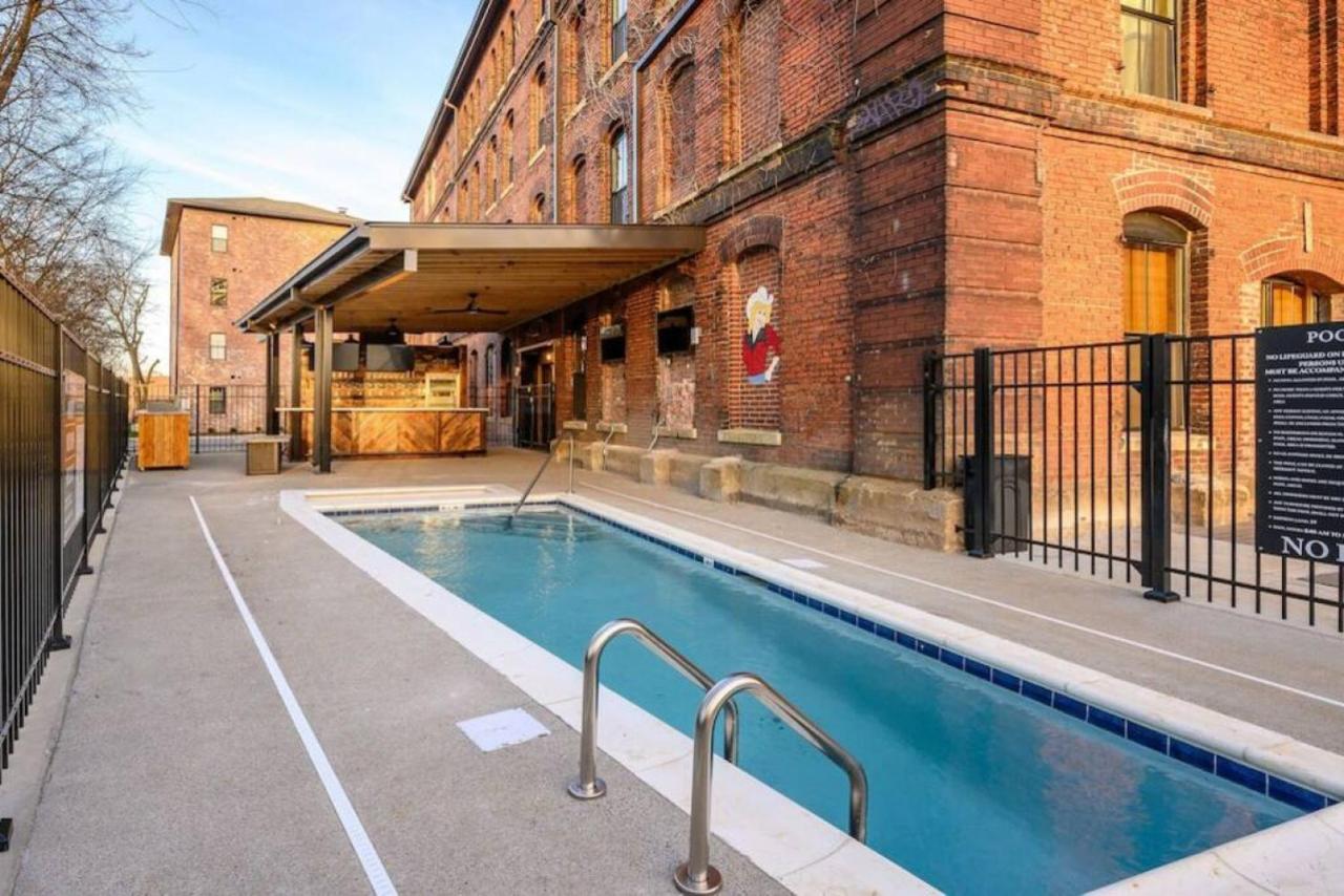 Regal Retreat In Pool Gym Free Parking Holiday home Nashville