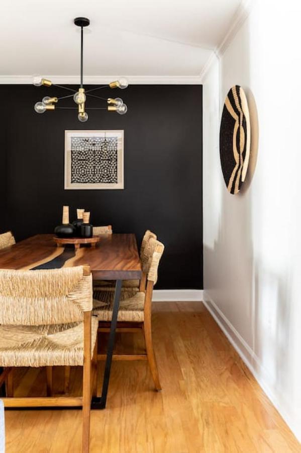 Apartment Stylish Downtown 3 Beds, 1 Bedroom With Private Patio, Parking *