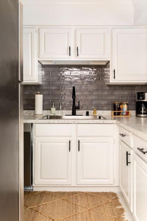 Stylish Downtown 3 Beds, 1 Bedroom With Private Patio, Parking *