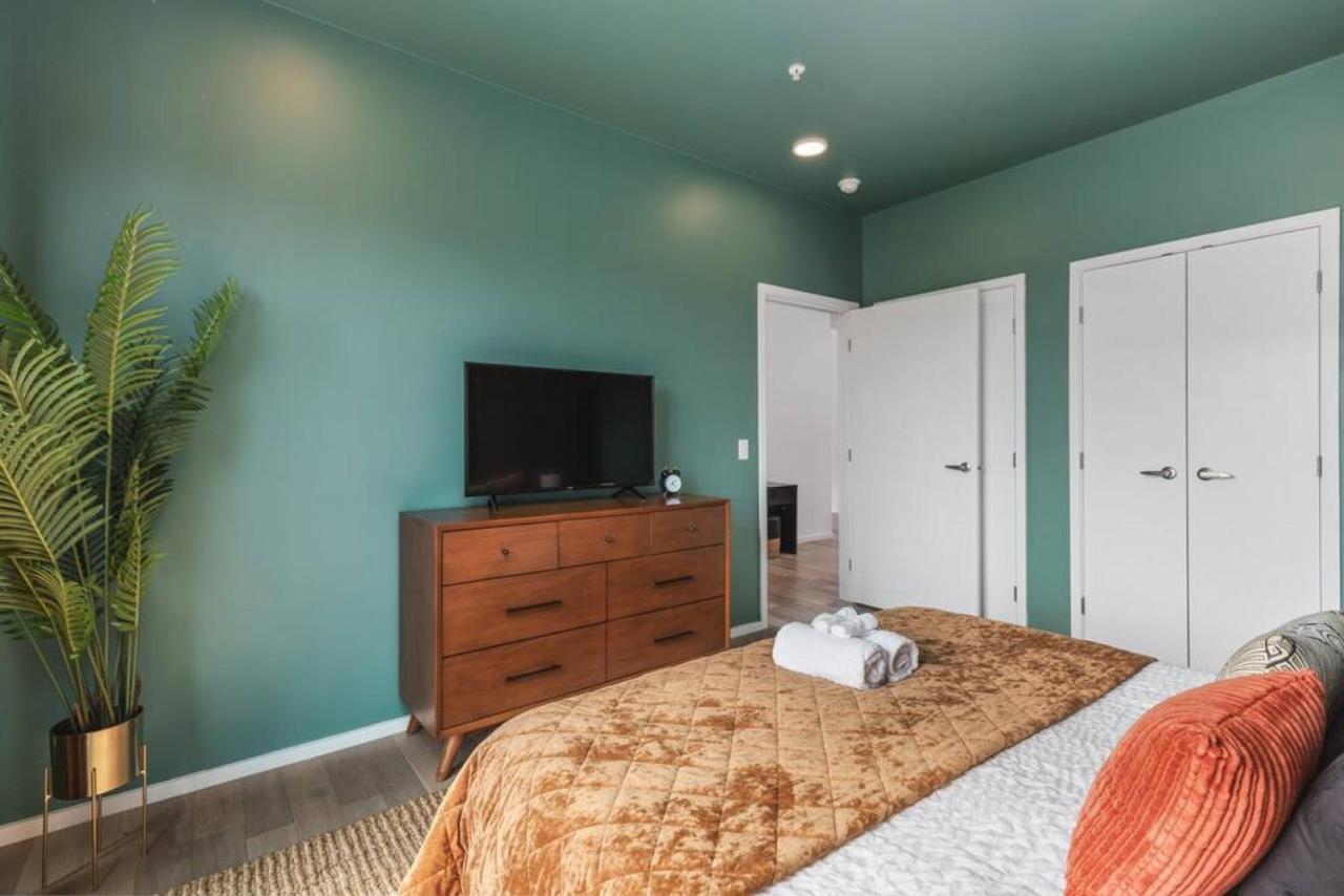 3 Bedroom Oasis On The River With 2 Private Patios Apartment *