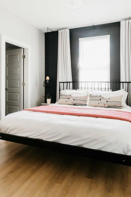 Holiday home Designer~8 Mins 2 Broadway~balcony~sleeps 10~new