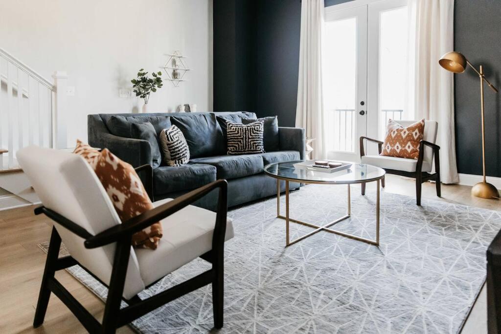 Designer~8 Mins 2 Broadway~balcony~sleeps 10~new