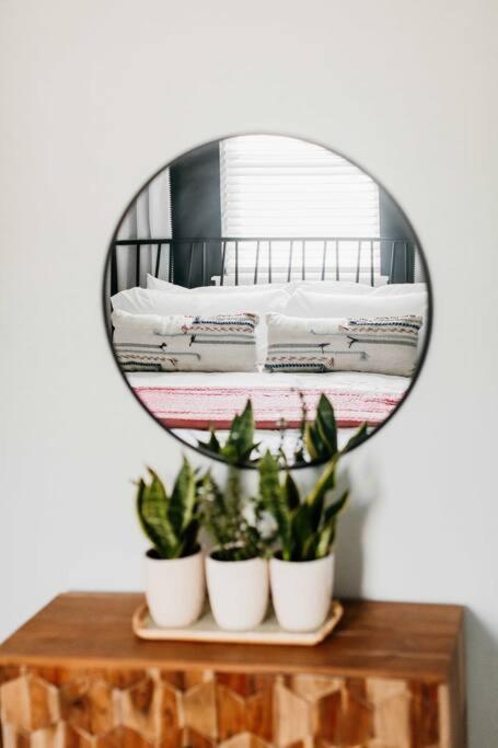 Designer~8 Mins 2 Broadway~balcony~sleeps 10~new