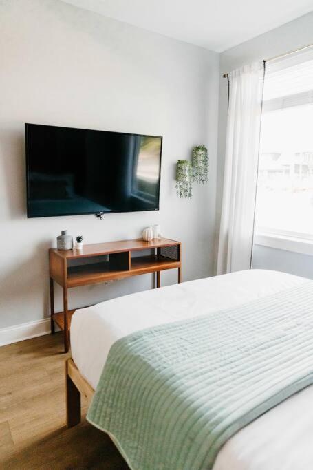 Designer~8 Mins 2 Broadway~balcony~sleeps 10~new Nashville
