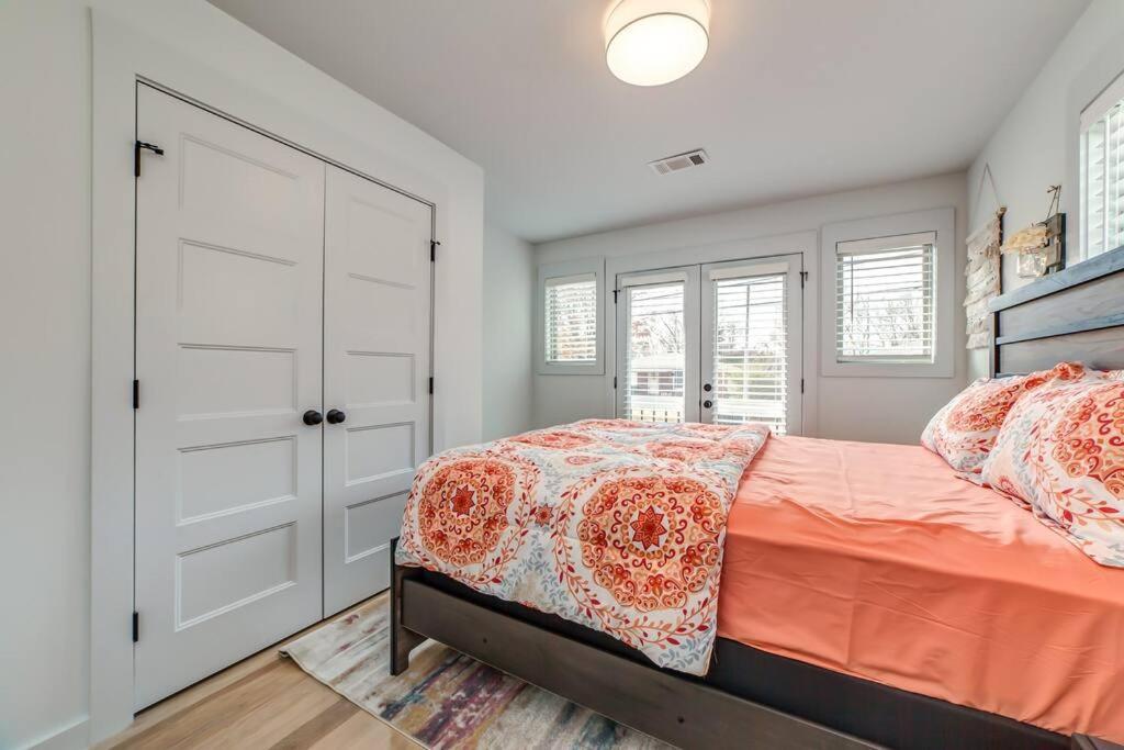 Nashville's Broadway: Your Spacious * Nashville