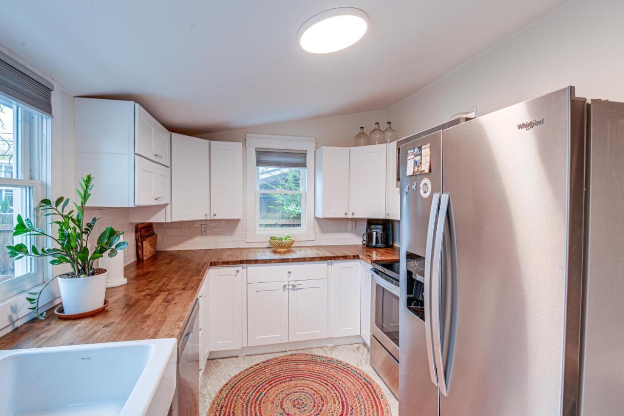 Charming With Fire Pit, Indoor Sauna! Holiday home