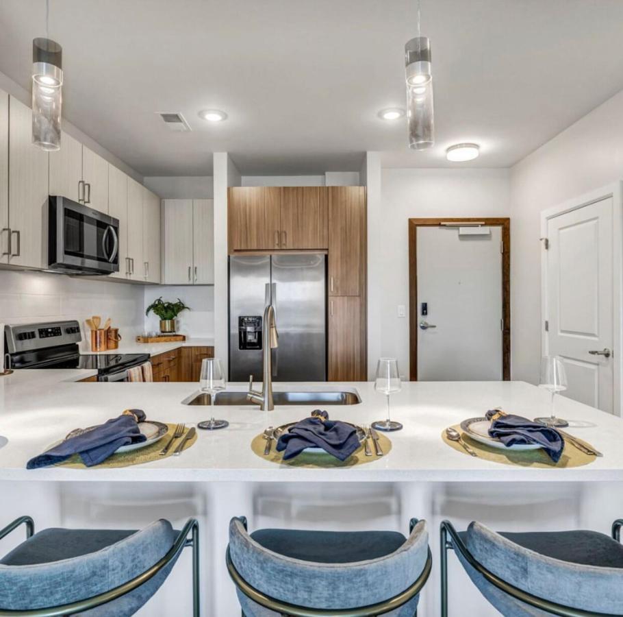 Spacious Castle W Gym Pool Free Parking I Walk To Dowtown N Broadway Apartment