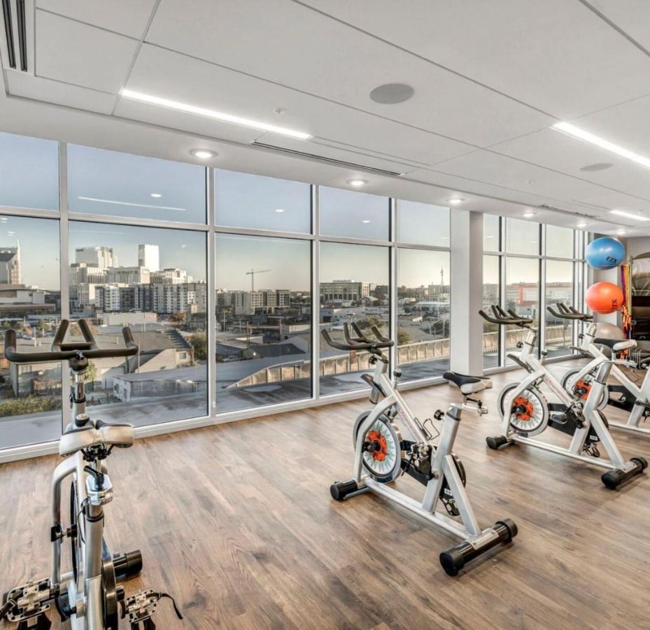 Apartment Spacious Castle W Gym Pool Free Parking I Walk To Dowtown N Broadway *