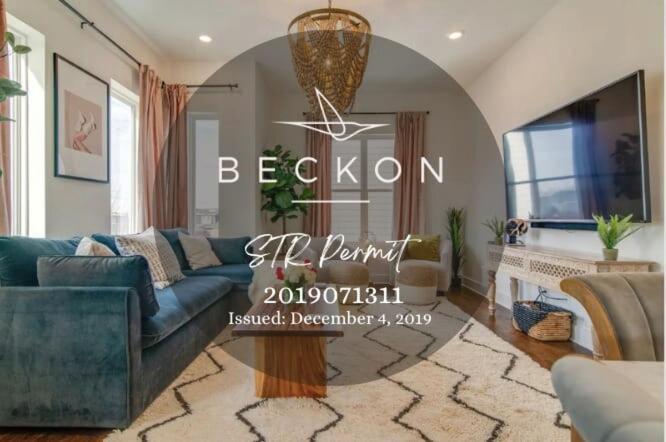 Luxury Twin Homes Near Downtown Holiday home *