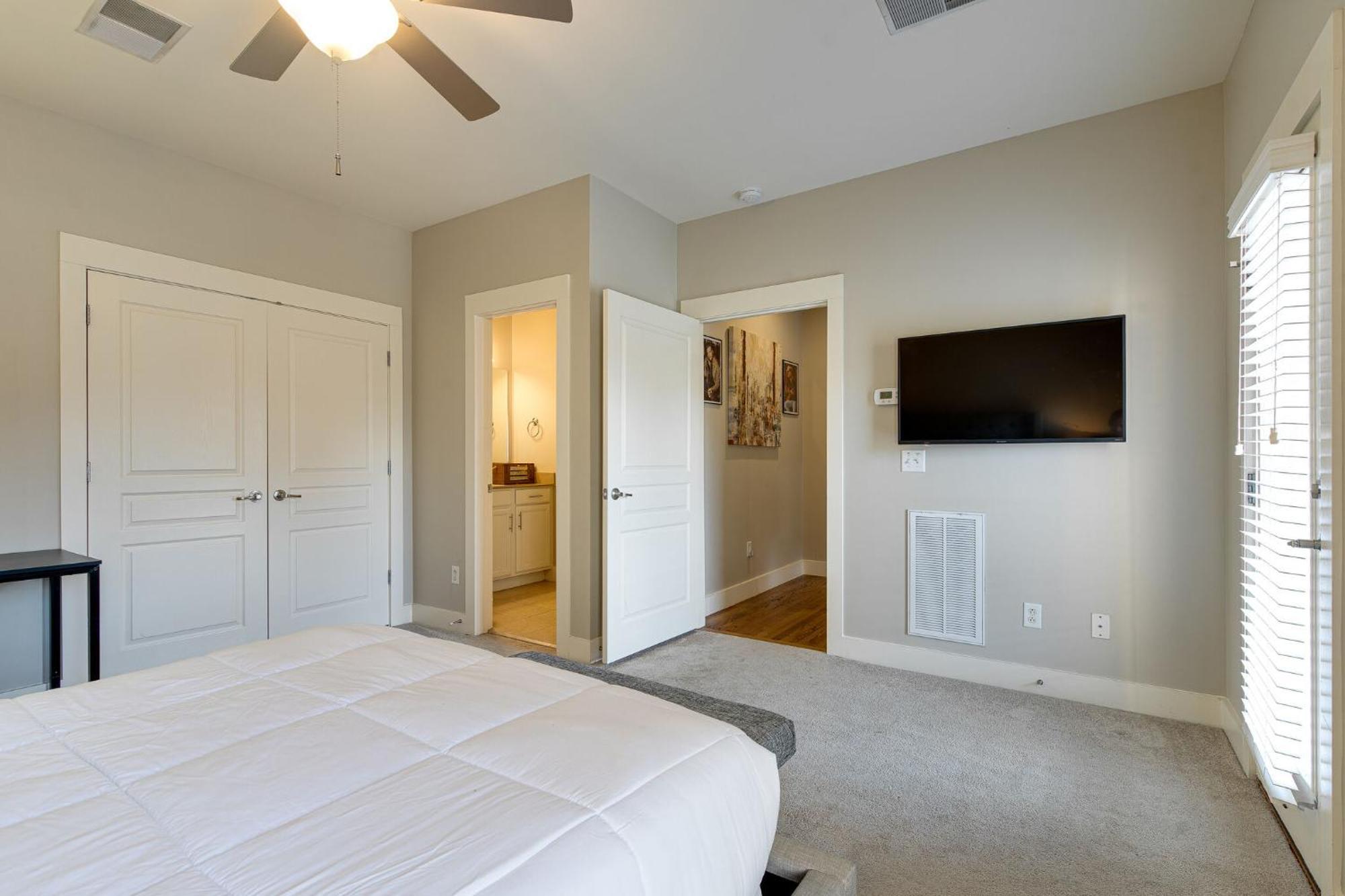 The Celebrity - Minutes To Broadway With A Balcony *