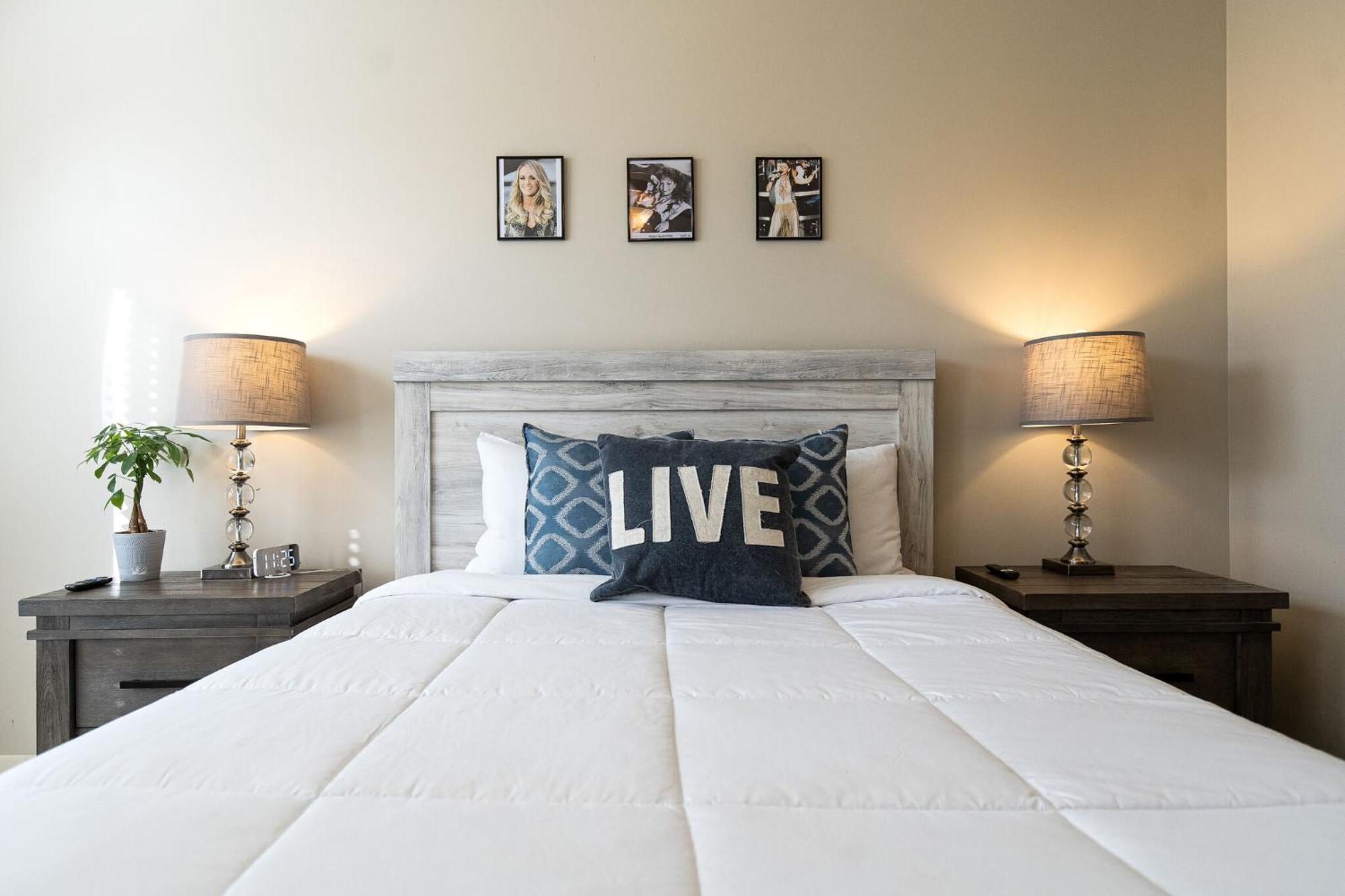 The Celebrity - Minutes To Broadway With A Balcony Apartment