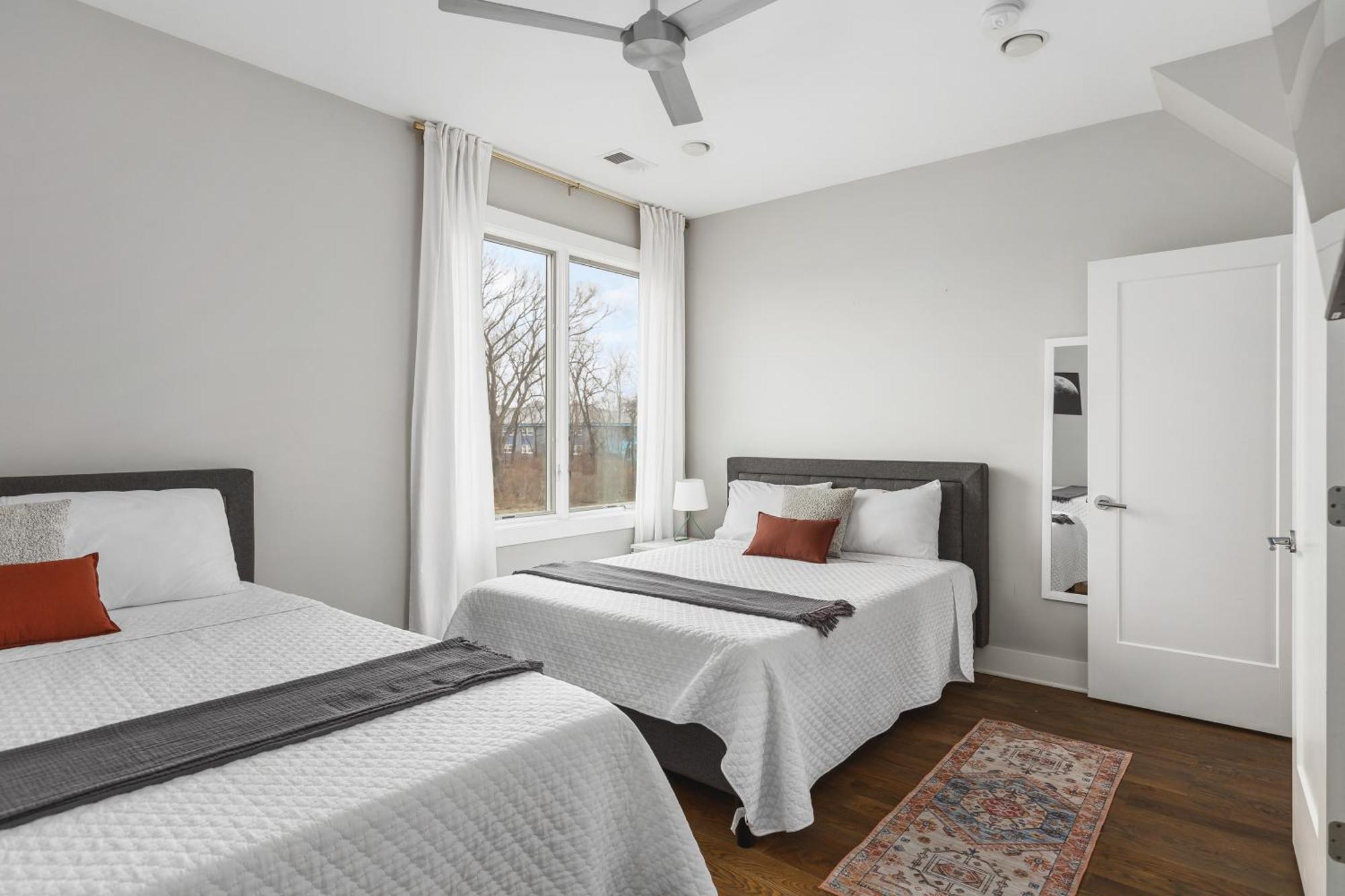 Modern Luxury Rooftop Deck, 3 Mi To Downtown Holiday home Nashville