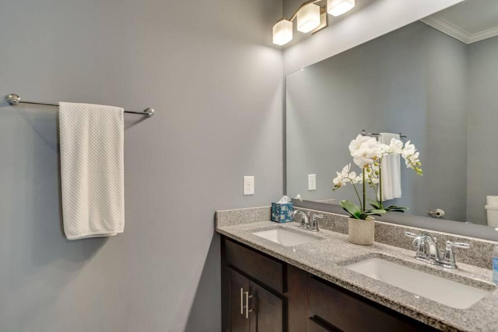 New 7 Mins To Broadway Sleeps 8