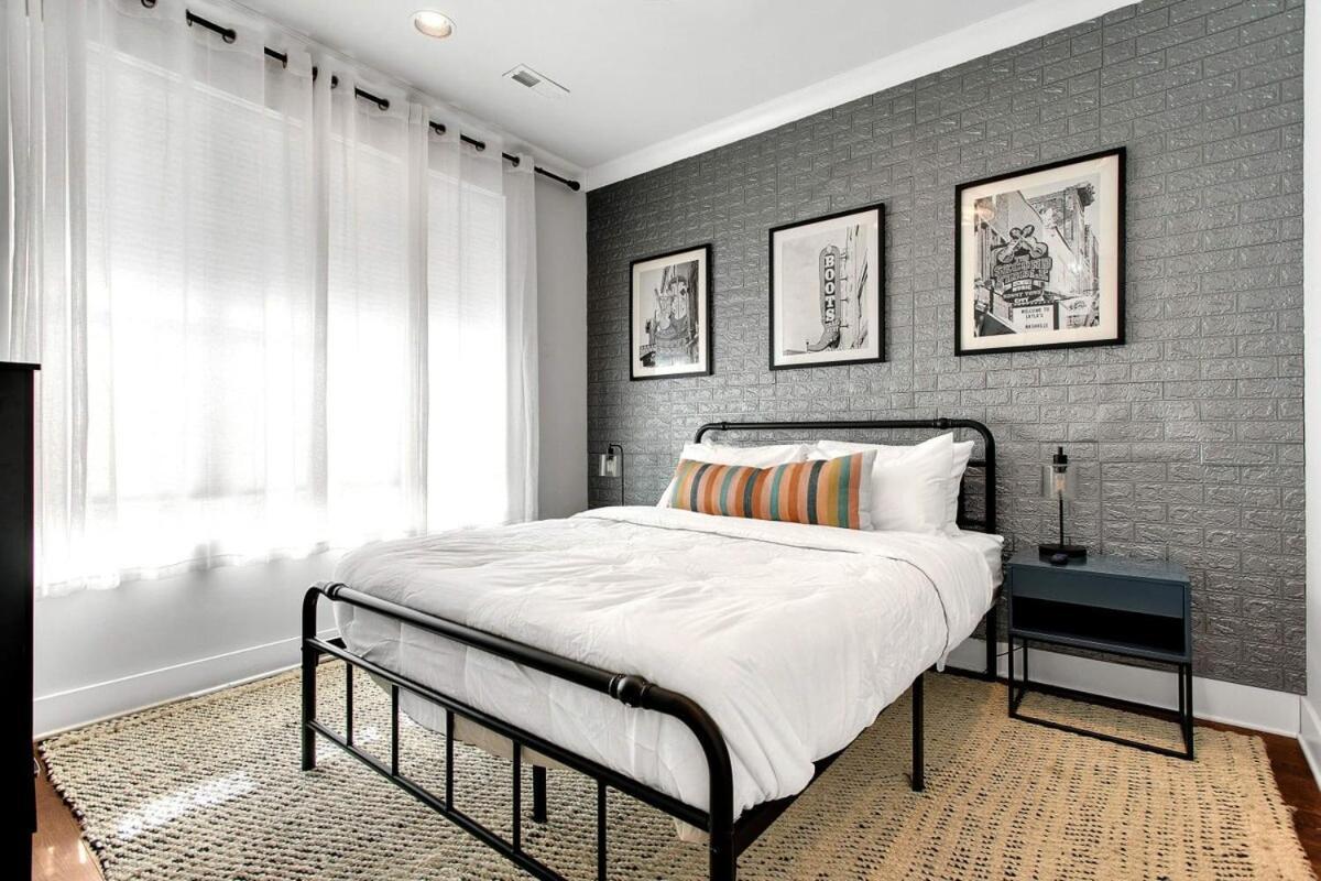 Lux Retreat 12 Beds Games Bar *