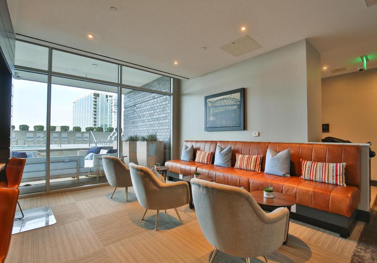 Deluxe On Broadway Apartment *