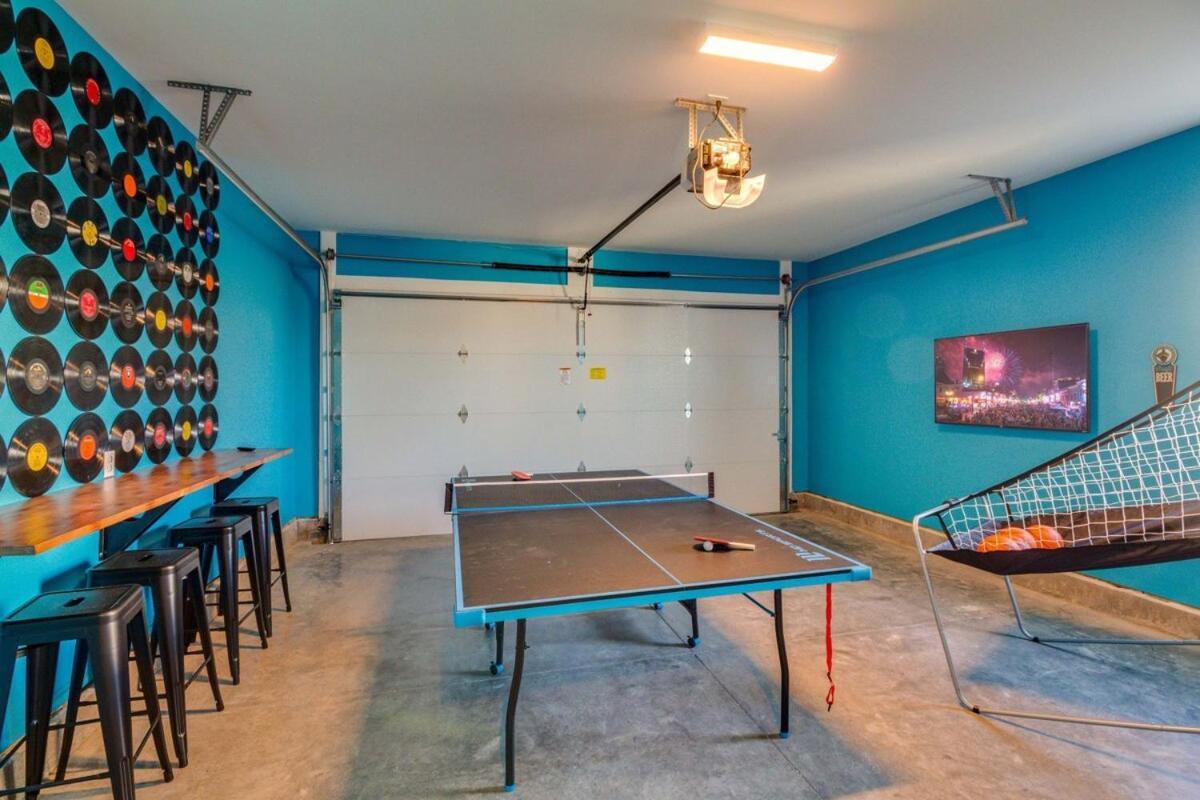 Mega - 24 Beds And Karaoke 4*