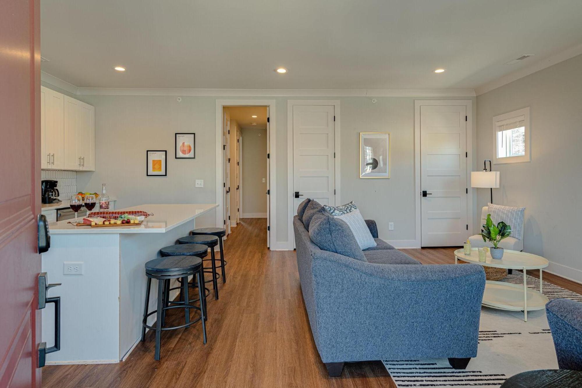 Modern Melrose-2 Bedroom Condo-5 Mins To Broadway Holiday home Nashville