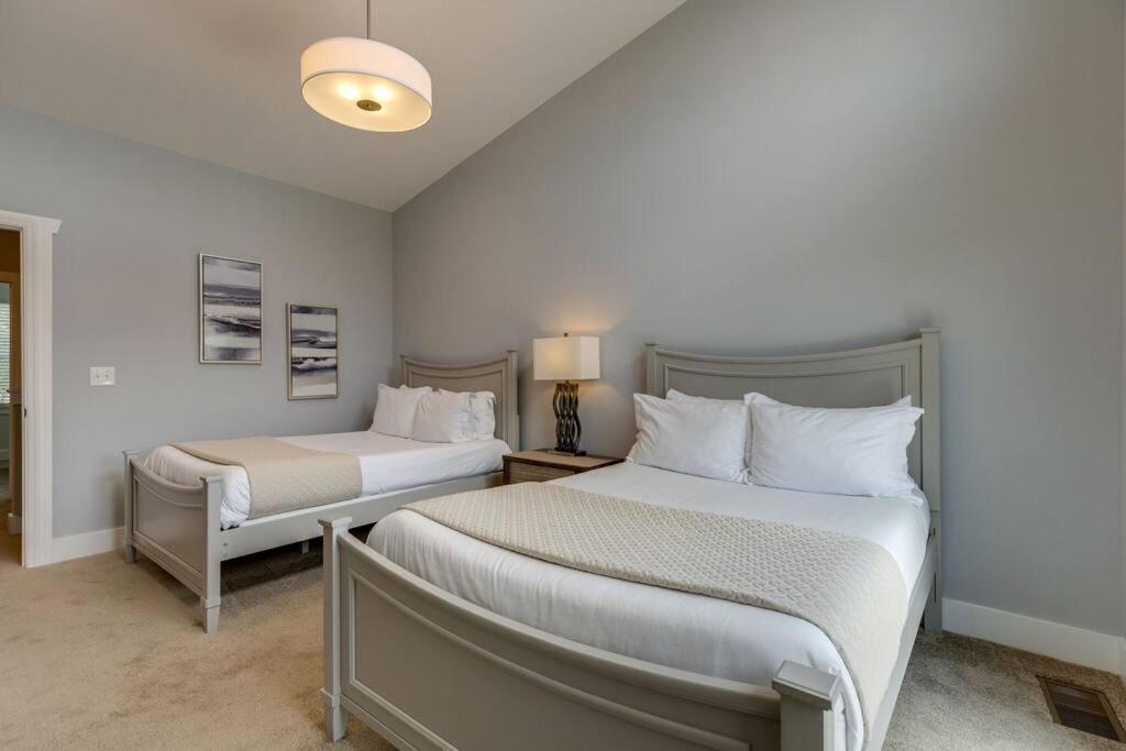 New Townhome 5 Mins To Broadway Sleeps 8