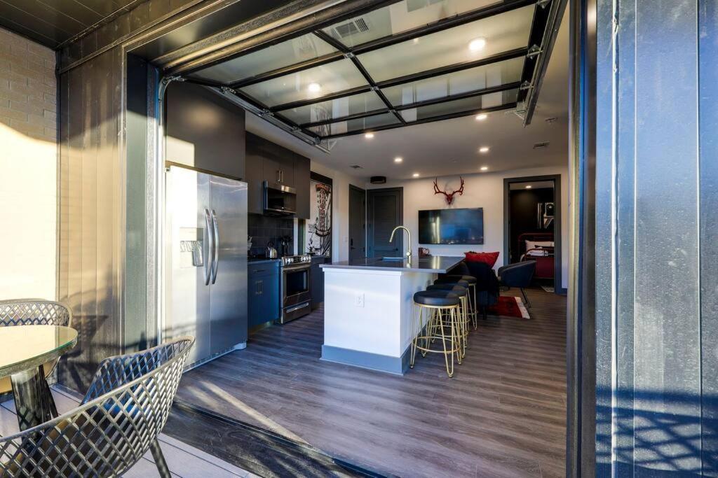 Dt Walk To Broadway 2 Bedrooms Sleeps 8