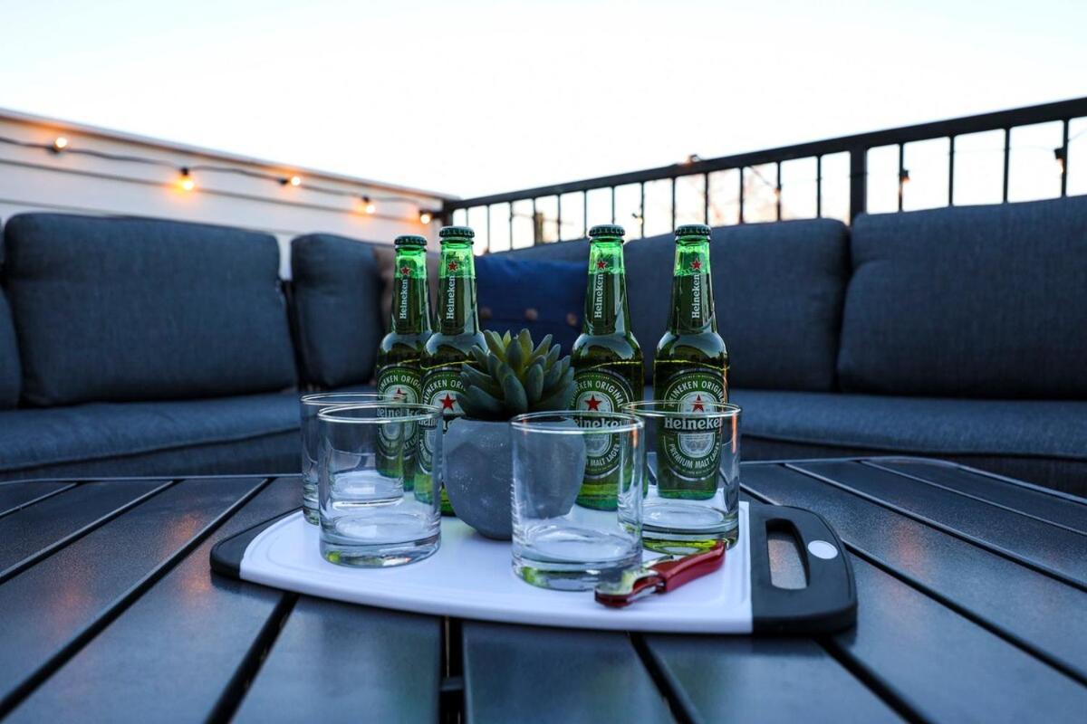 Holiday home New Lux Townhome 6 Mins To Dt Rooftop Sleeps 12