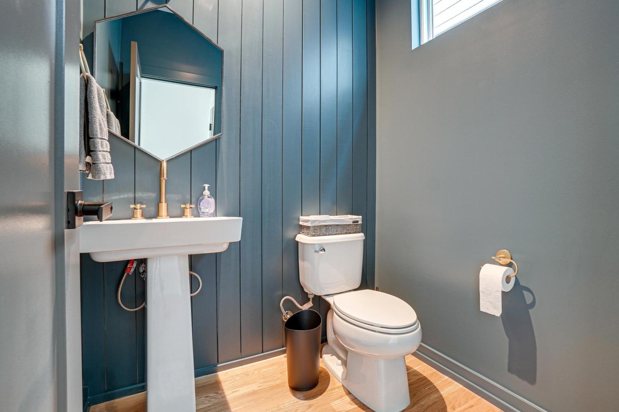 Sleek And Modern Walk To Marathon! Holiday home Nashville