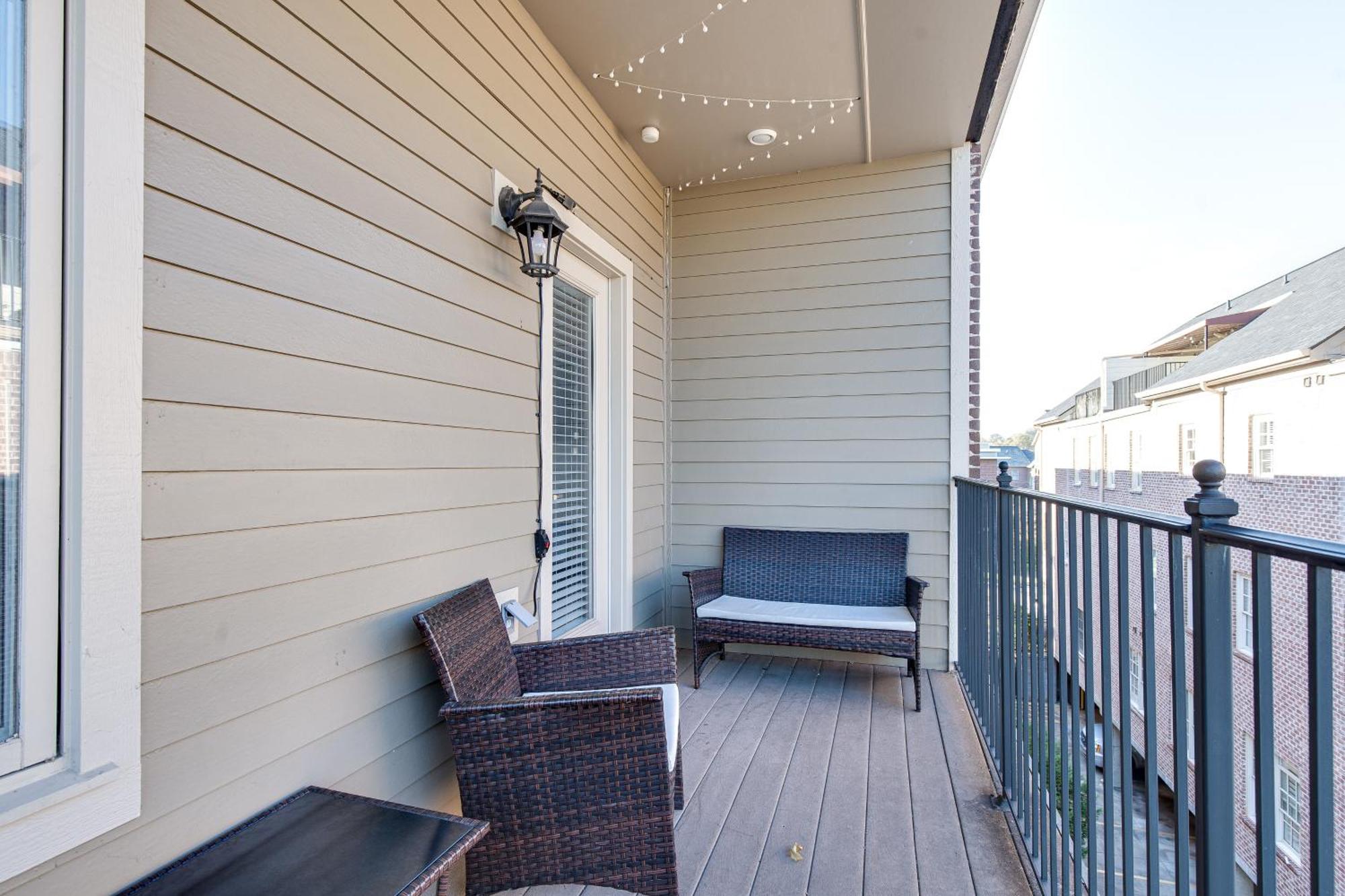 With Balcony Close To Broadway * Nashville