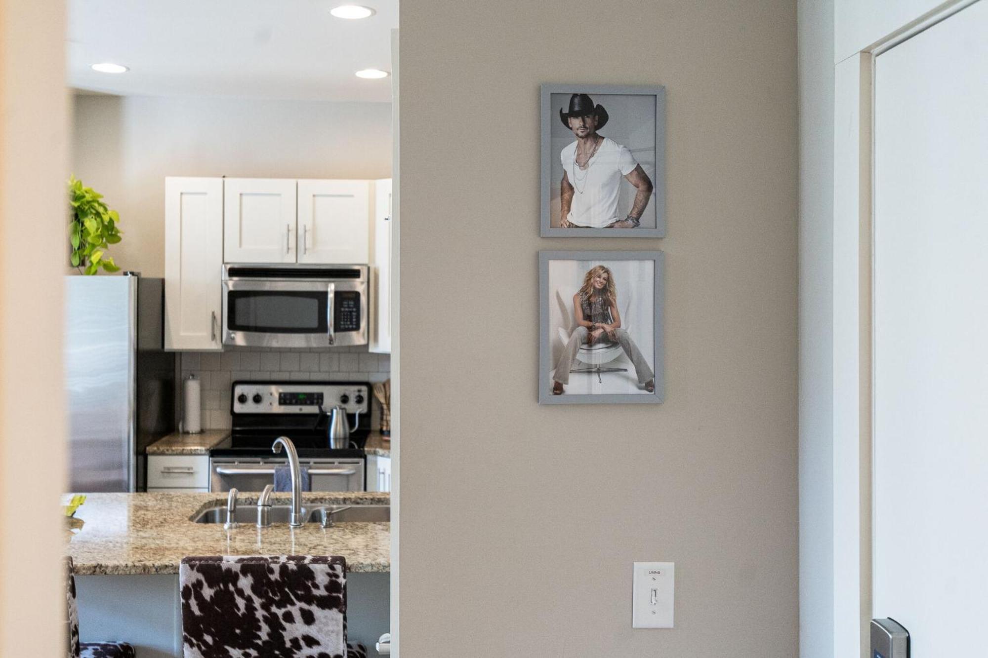 Apartment The Celebrity - Minutes To Broadway With A Balcony