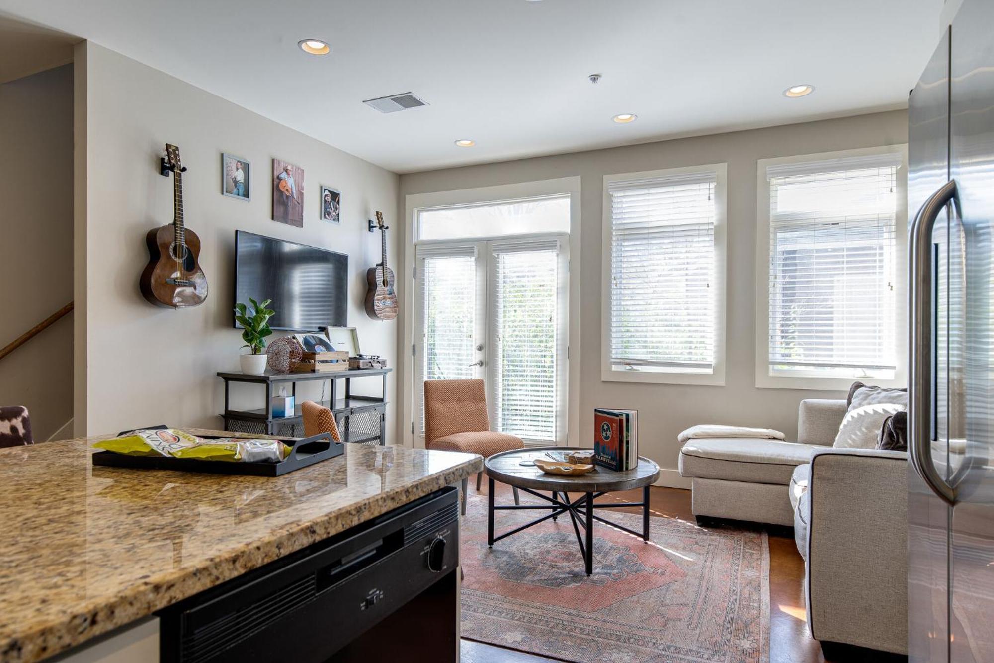 Apartment The Celebrity - Minutes To Broadway With A Balcony