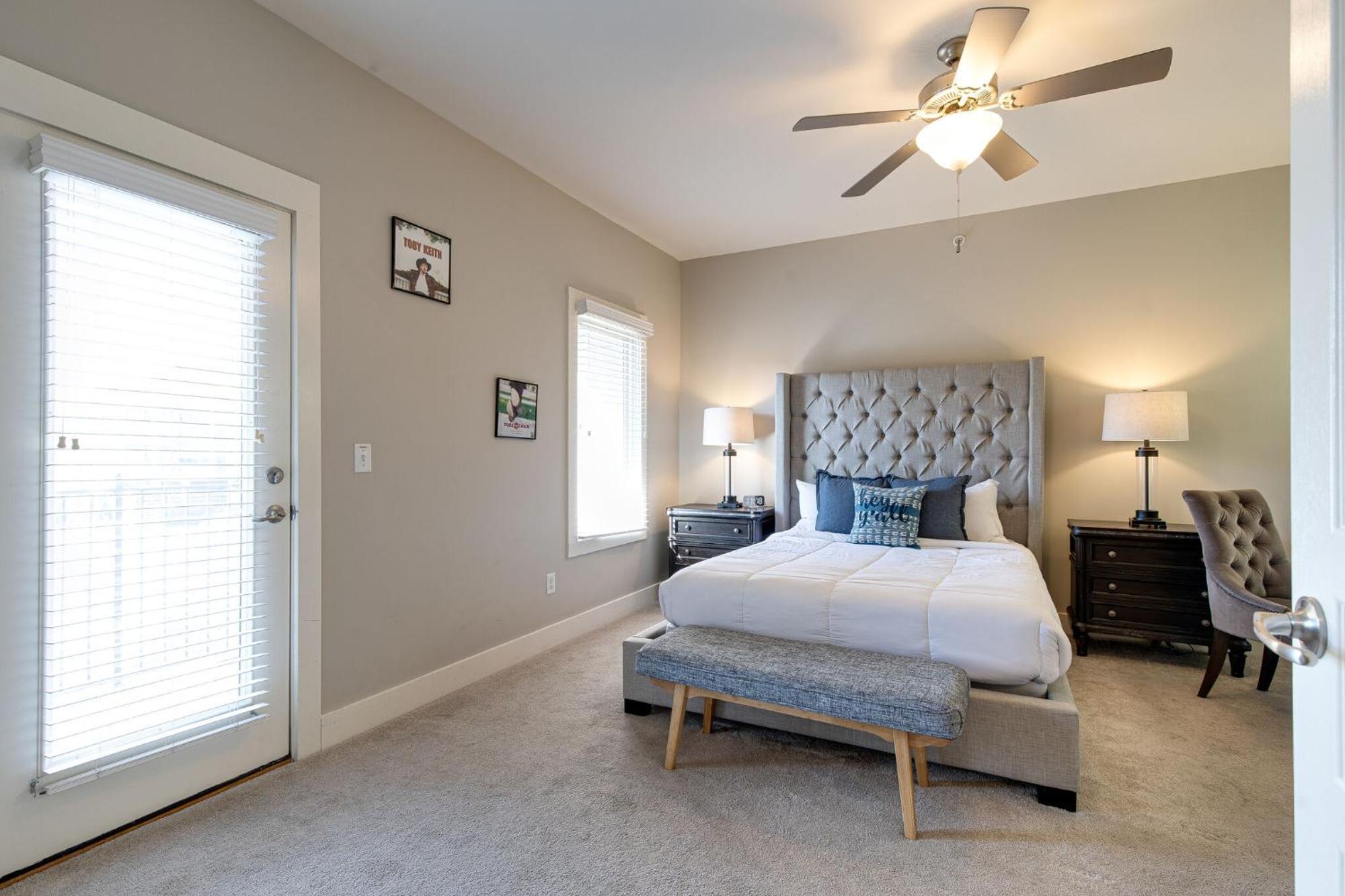 The Celebrity - Minutes To Broadway With A Balcony Apartment *